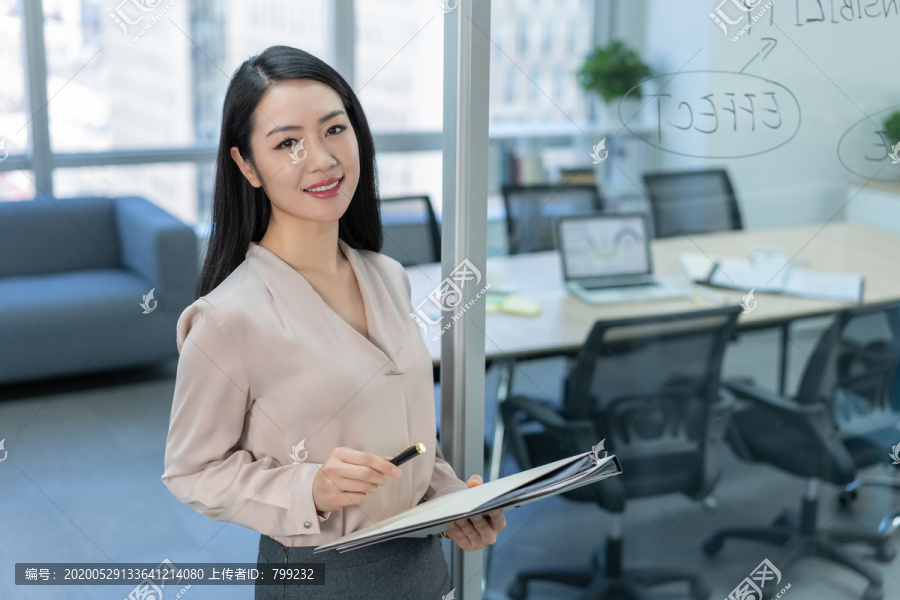年轻商务女士拿着文件