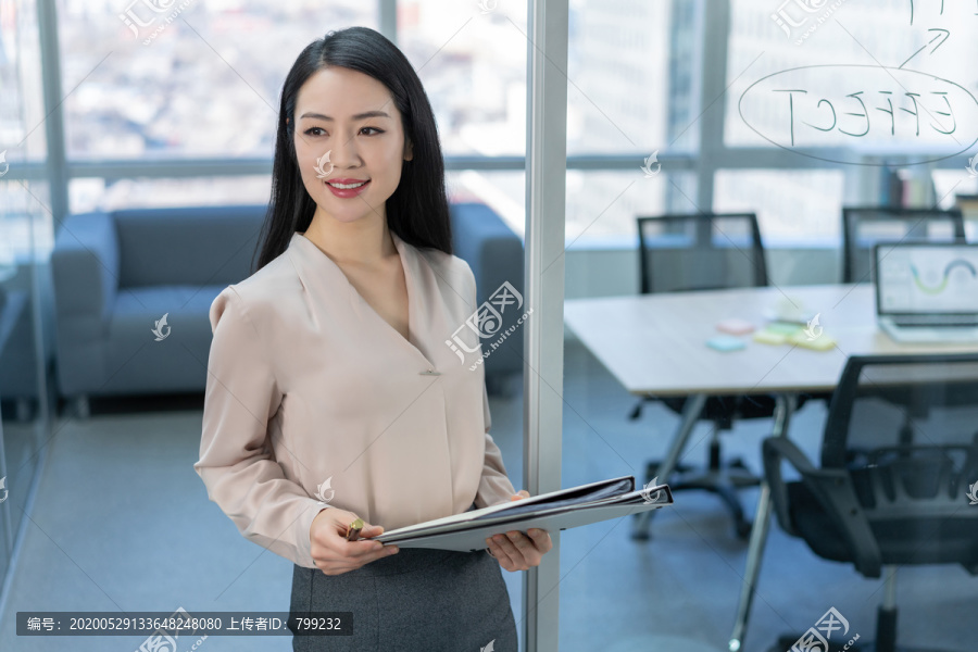 年轻商务女士拿着文件