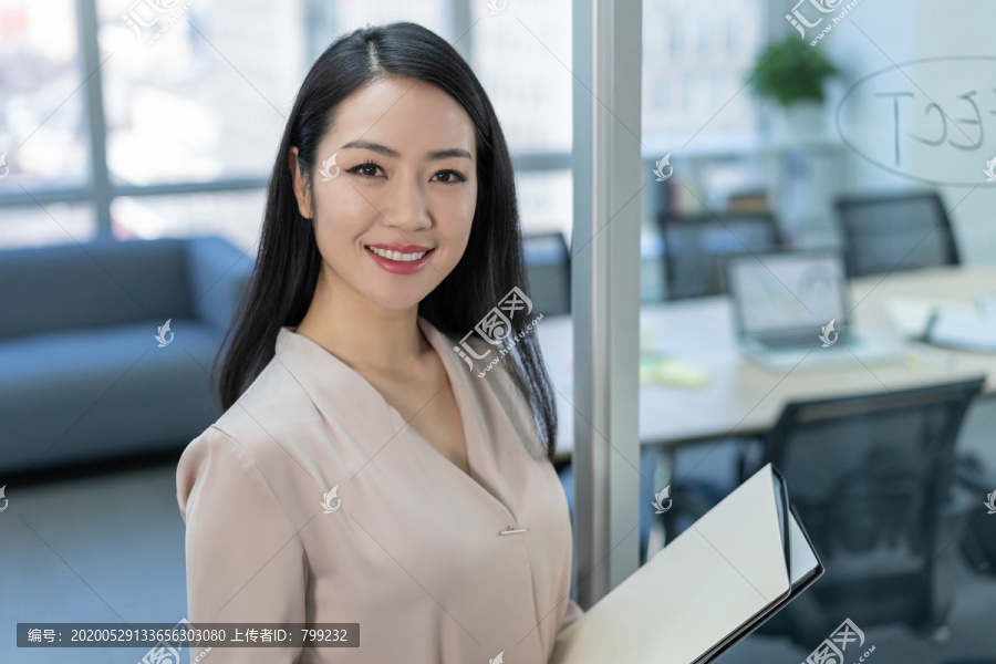 年轻商务女士拿着文件