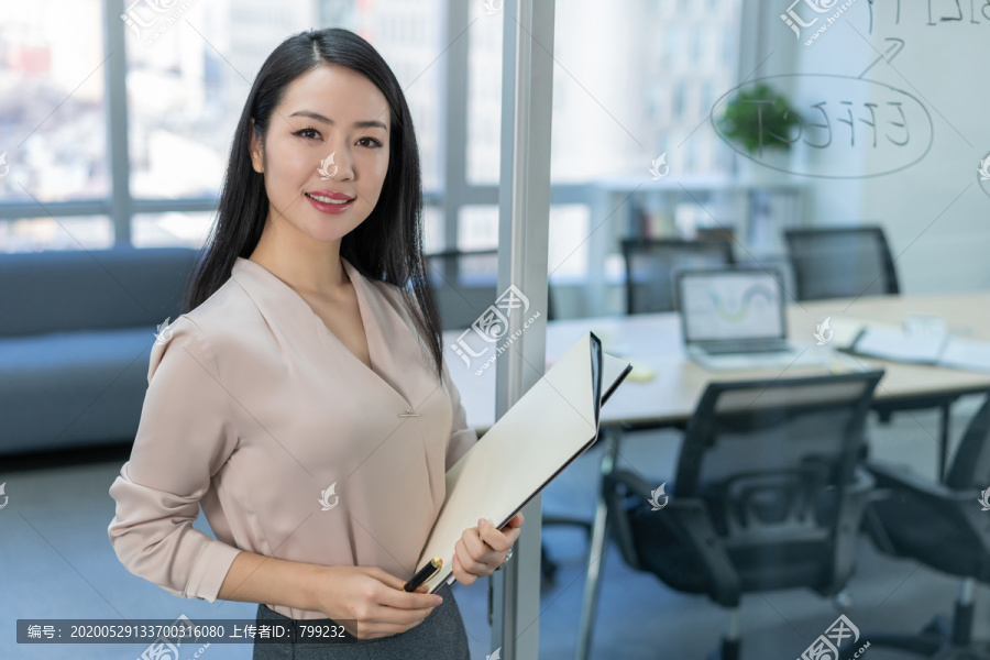 年轻商务女士拿着文件