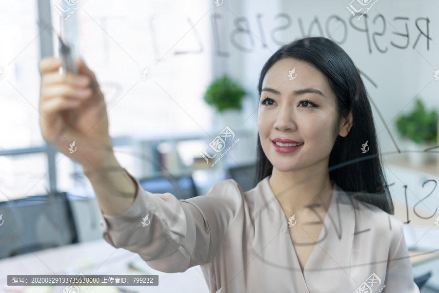 年轻商务女士