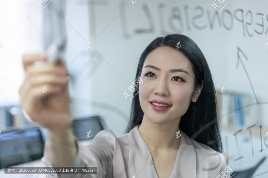 年轻商务女士