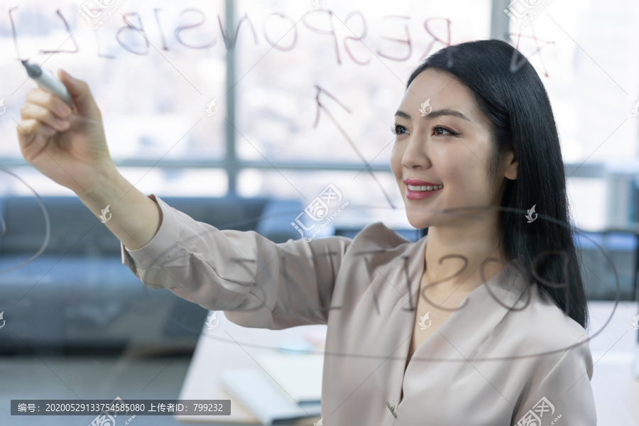 年轻商务女士