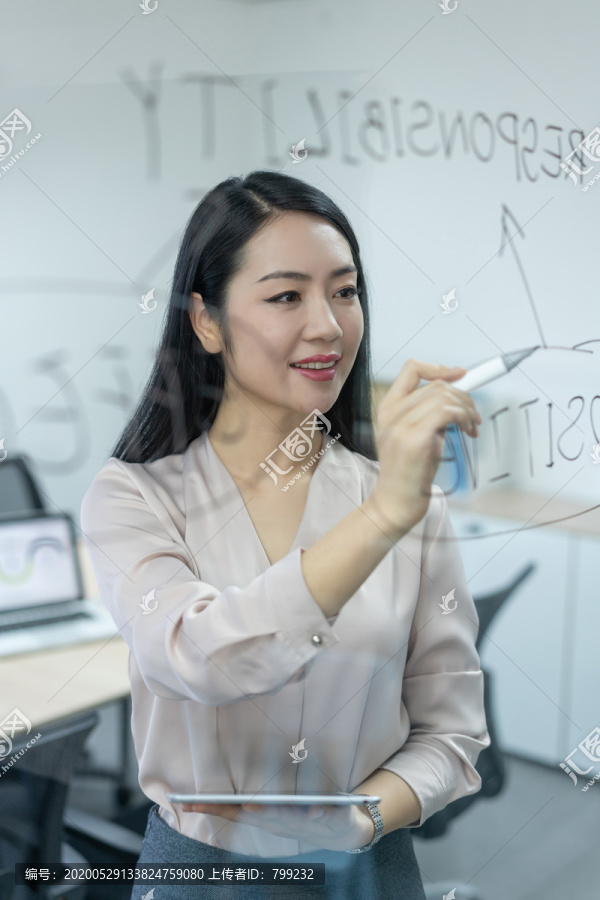 年轻商务女士