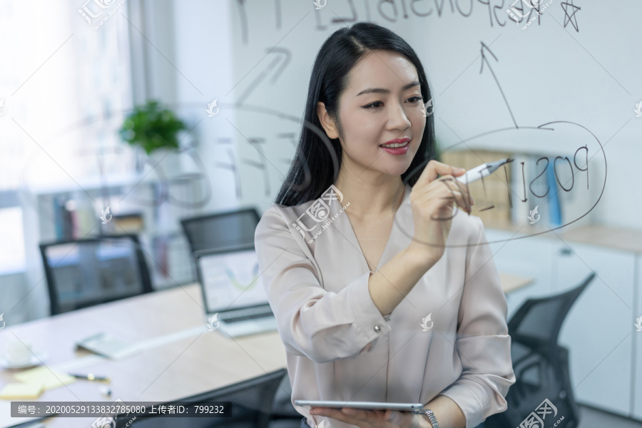 年轻商务女士