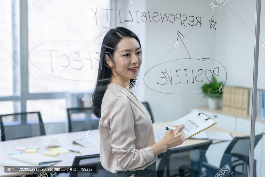 年轻商务女士