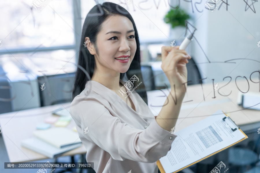 年轻商务女士