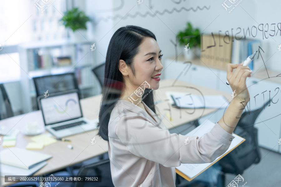年轻商务女士