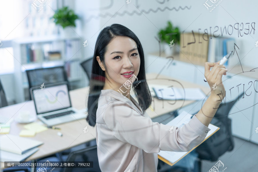 年轻商务女士