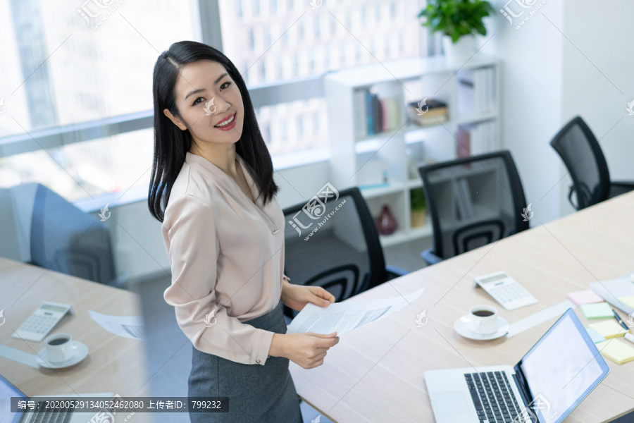 年轻商务女士使用电脑