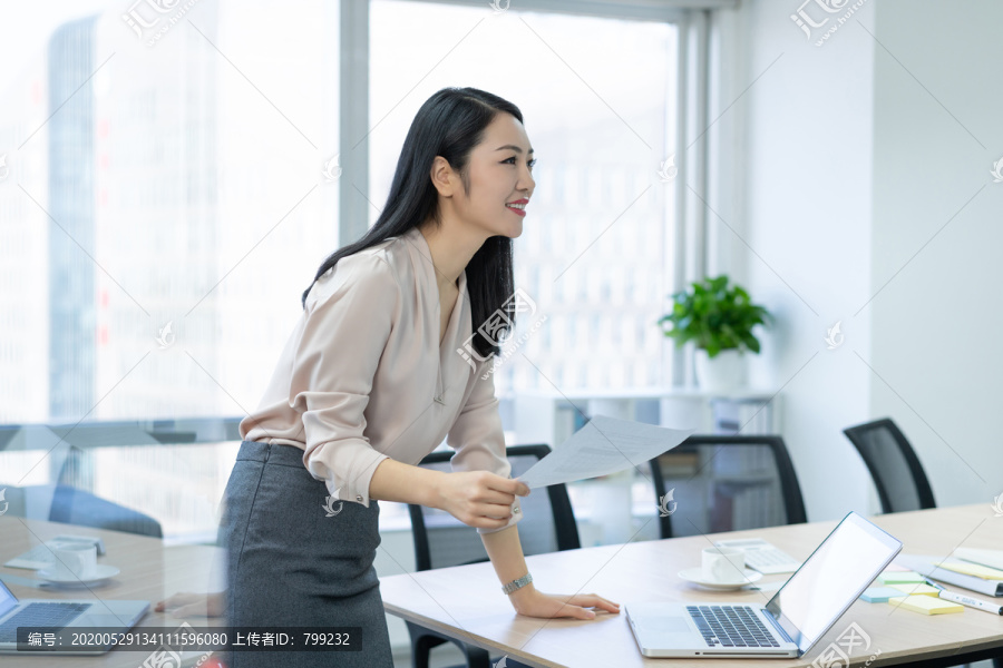 年轻商务女士使用电脑