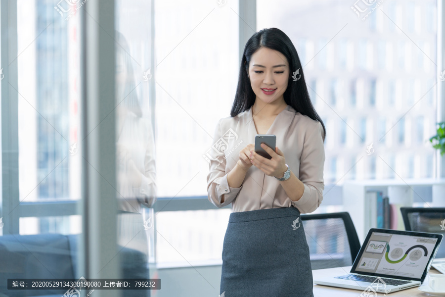 年轻商务女士使用手机