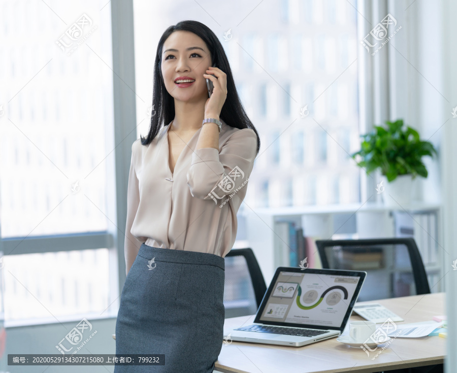 年轻商务女士使用手机