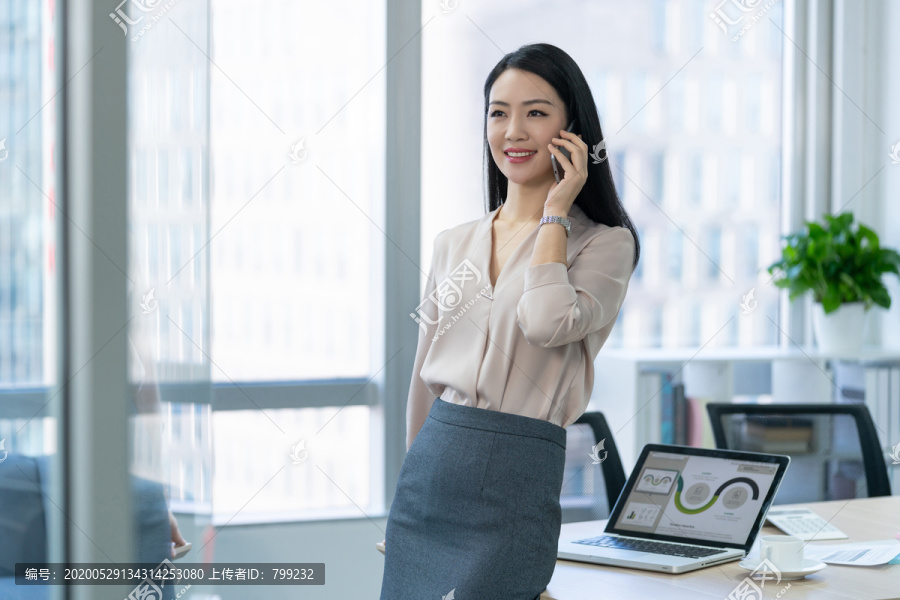 年轻商务女士使用手机