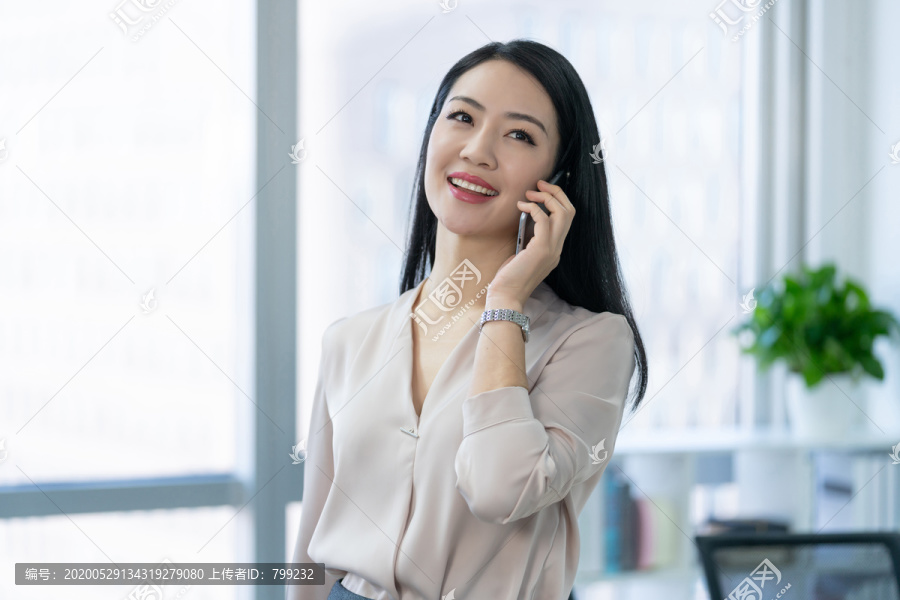 年轻商务女士使用手机