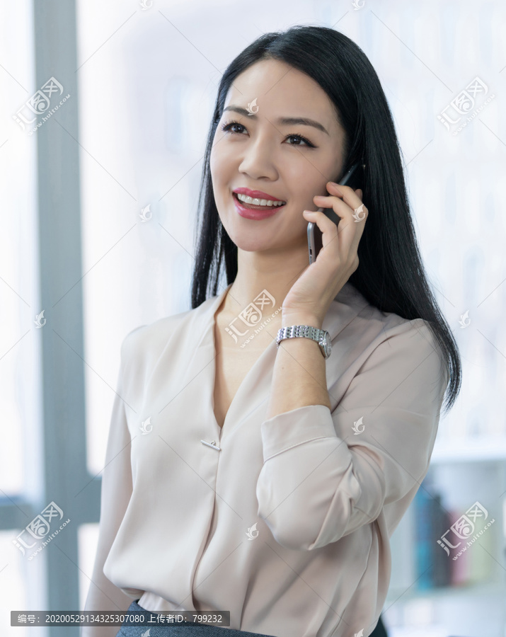 年轻商务女士使用手机