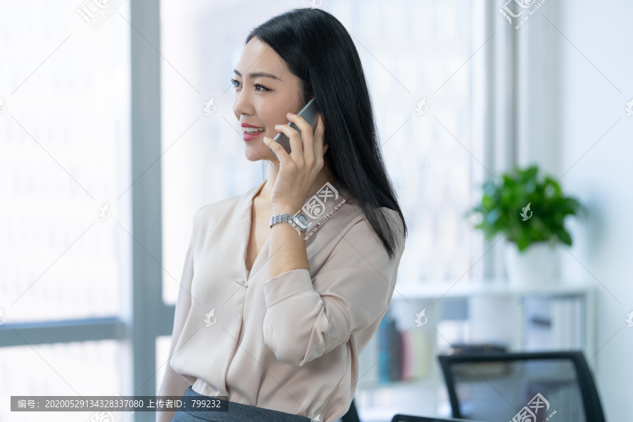 年轻商务女士使用手机