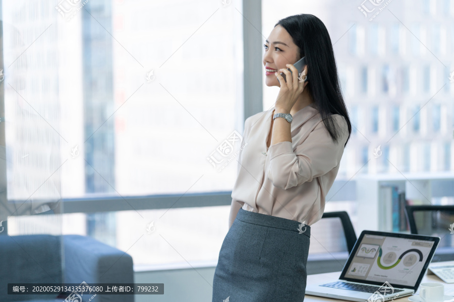 年轻商务女士使用手机