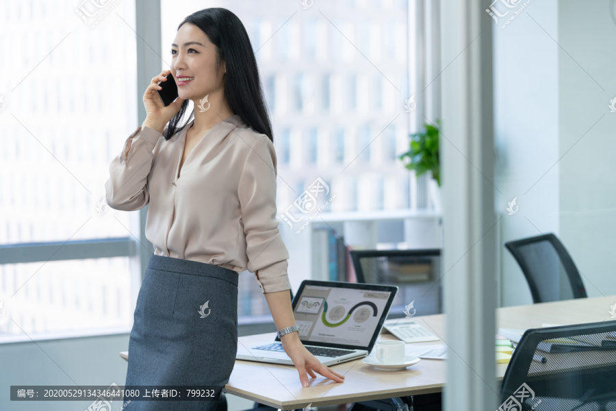 年轻商务女士使用手机