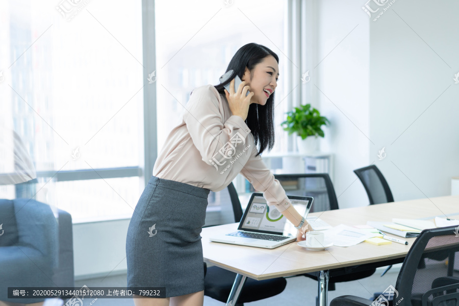 年轻商务女士使用手机