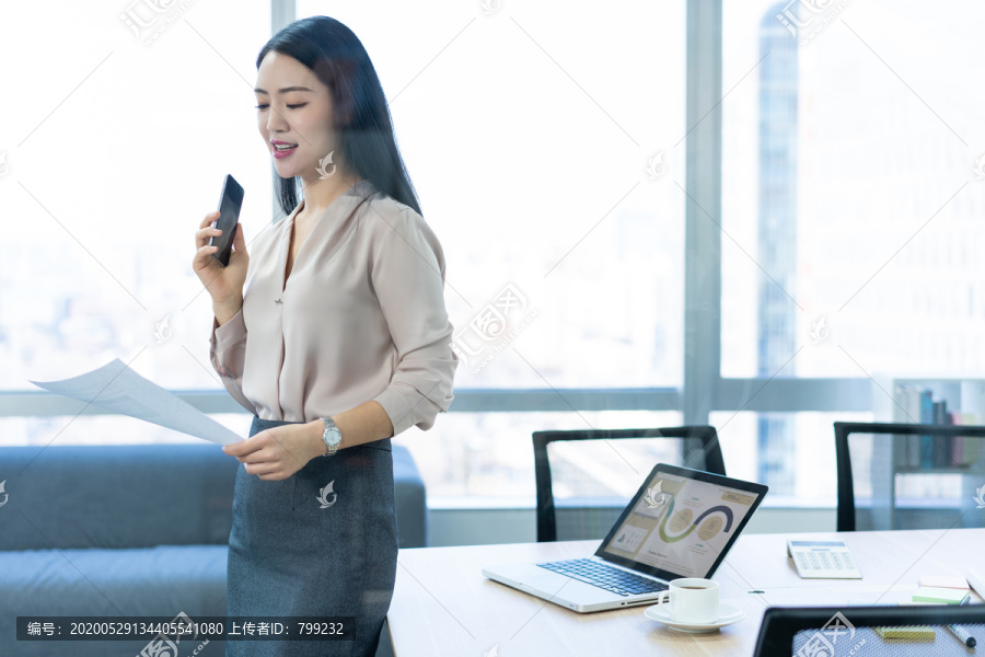 年轻商务女士使用手机