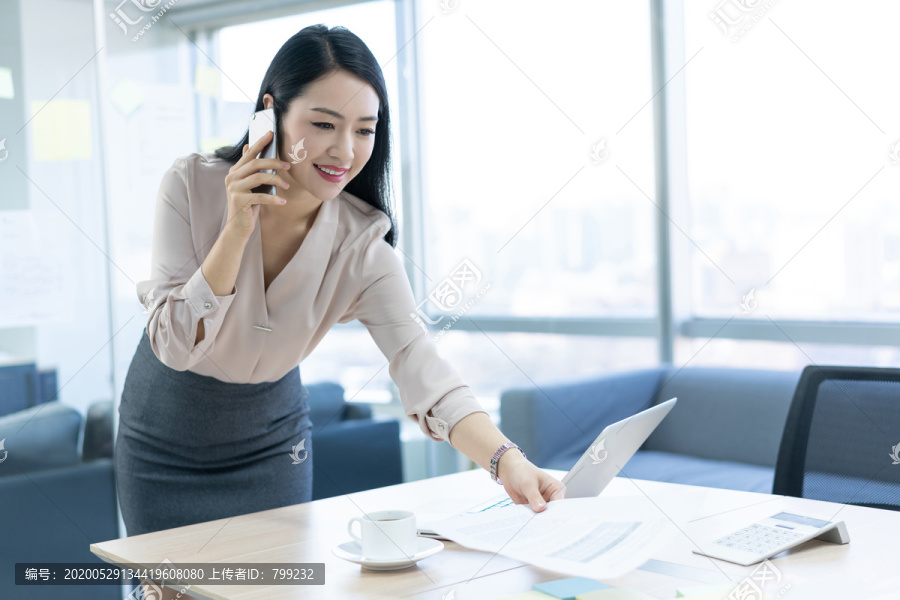 年轻商务女士使用手机