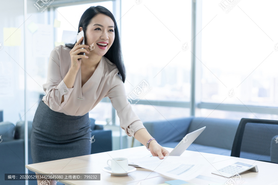 年轻商务女士使用手机