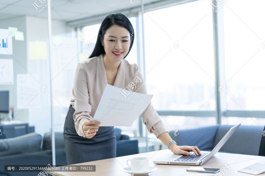 年轻商务女士使用电脑