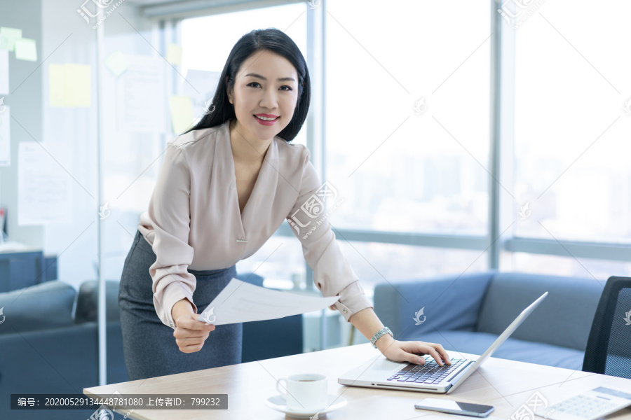 年轻商务女士使用电脑