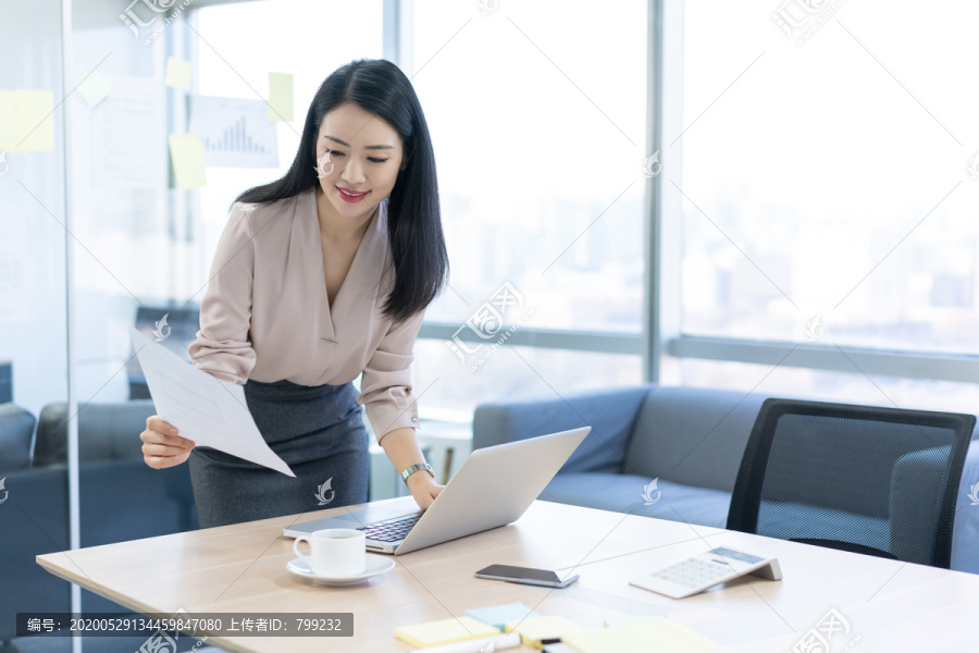年轻商务女士使用电脑