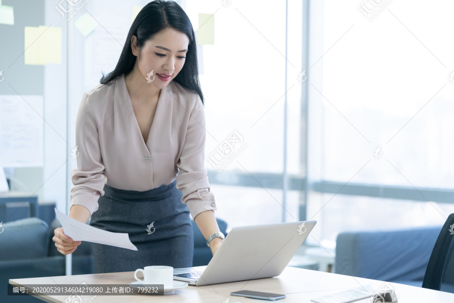 年轻商务女士使用电脑