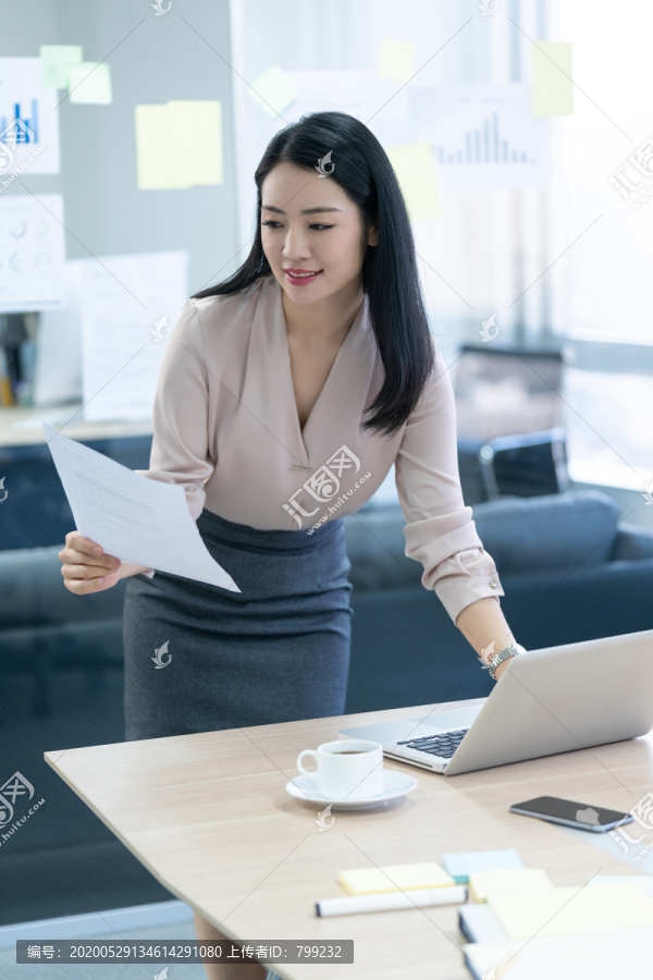 年轻商务女士使用电脑