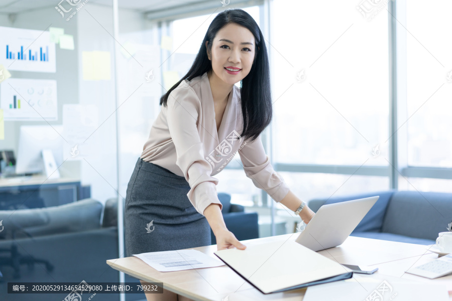 年轻商务女士使用电脑