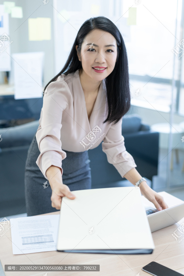 年轻商务女士使用电脑