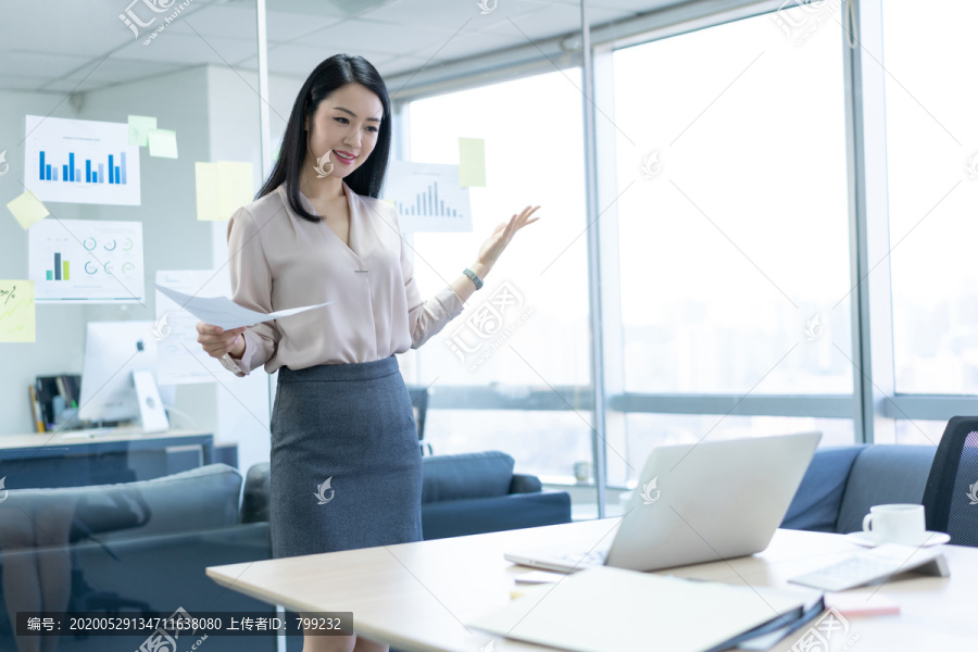 年轻商务女士使用电脑