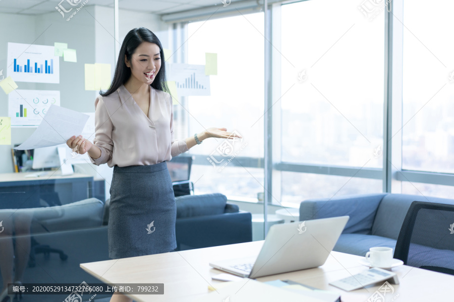 年轻商务女士使用电脑