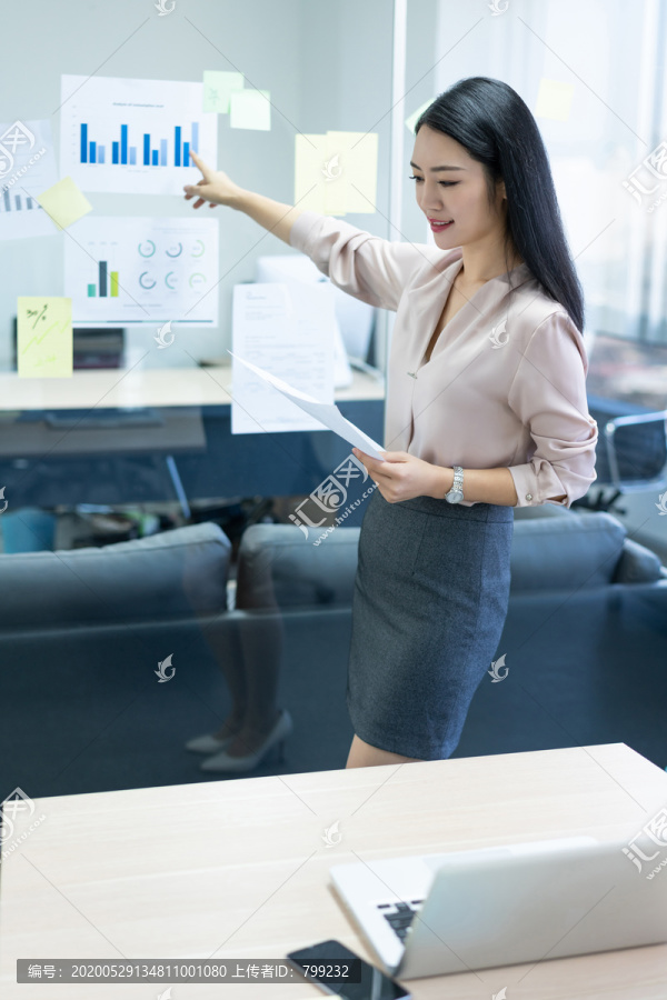 年轻商务女士使用电脑