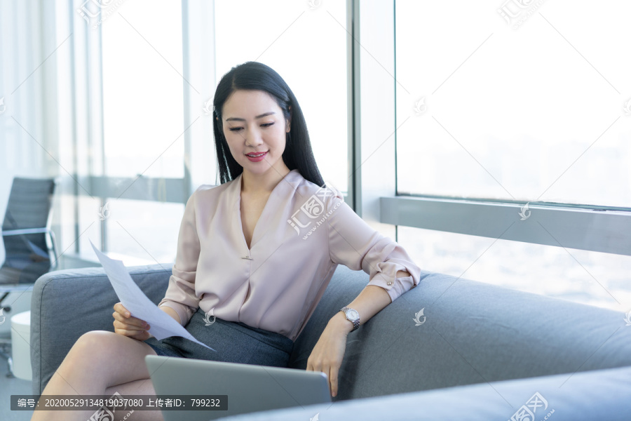 年轻商务女士使用电脑