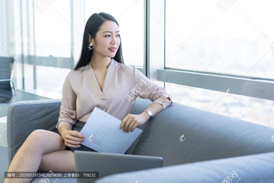 年轻商务女士使用电脑