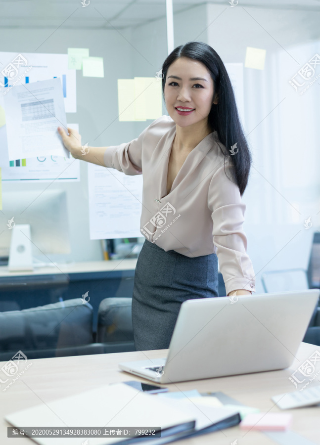 年轻商务女士使用电脑