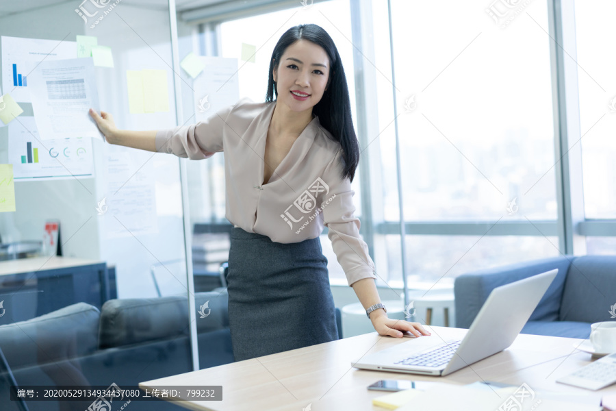 年轻商务女士使用电脑