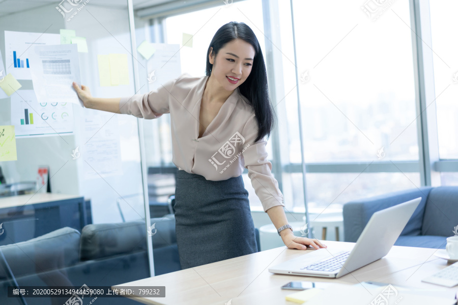 年轻商务女士使用电脑
