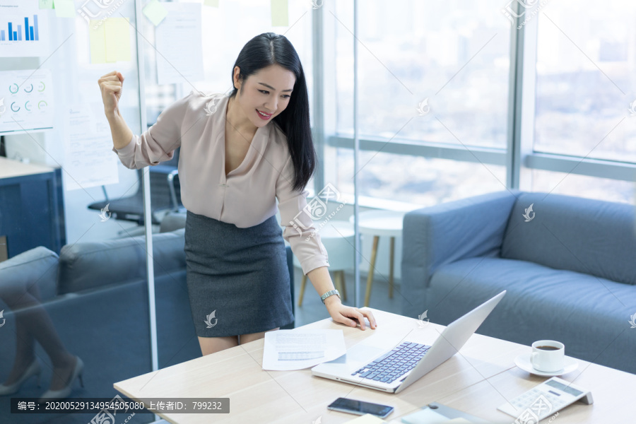 年轻商务女士使用电脑