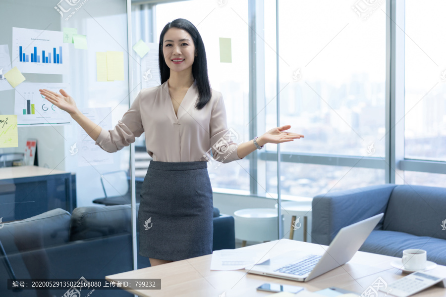 年轻商务女士使用电脑