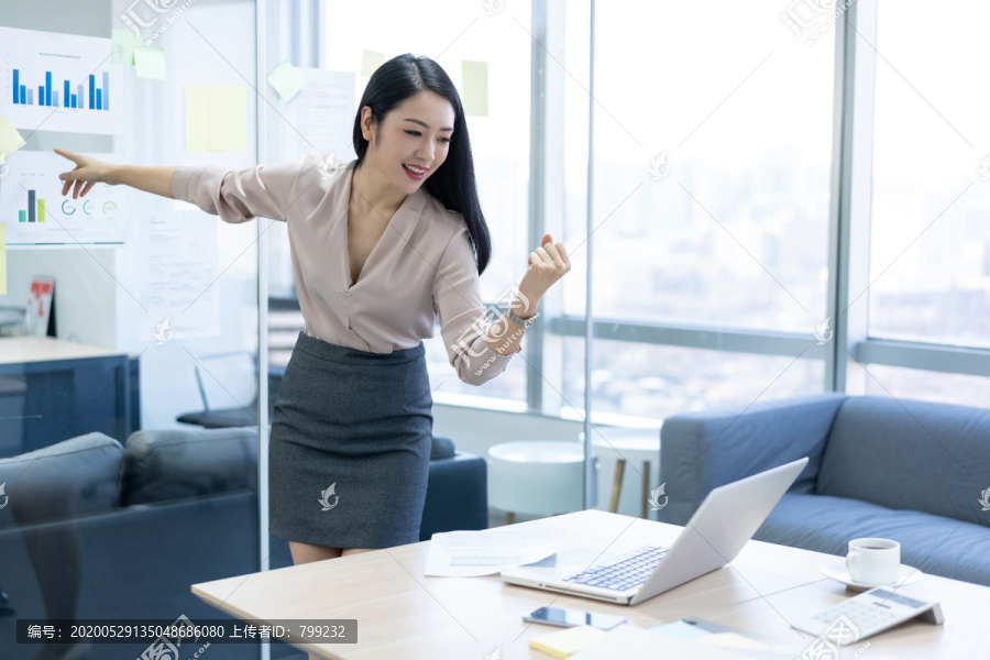 年轻商务女士使用电脑