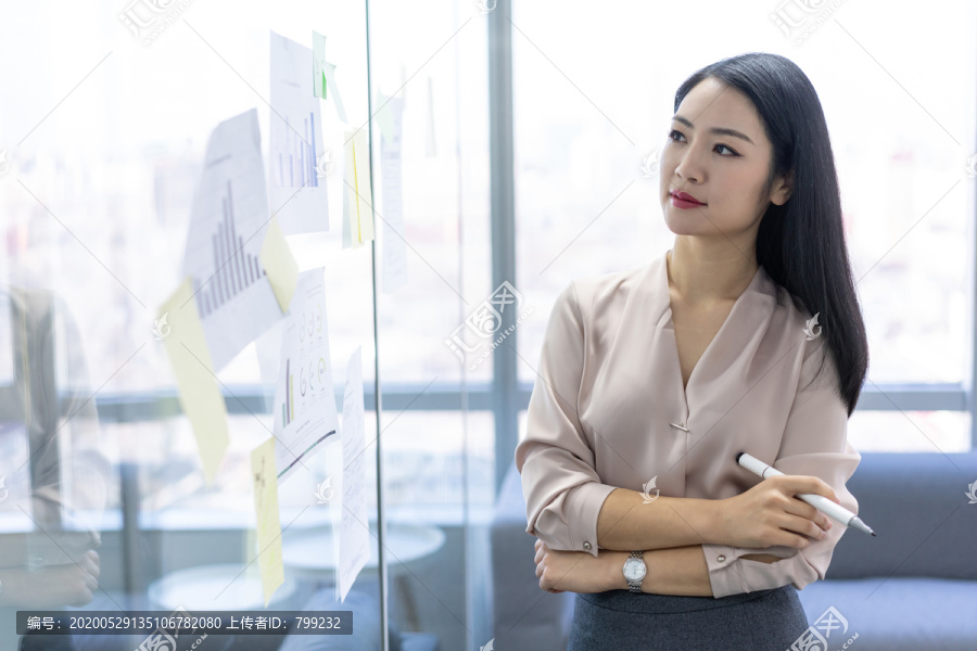 年轻商务女士