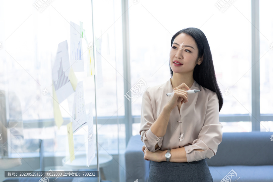 年轻商务女士