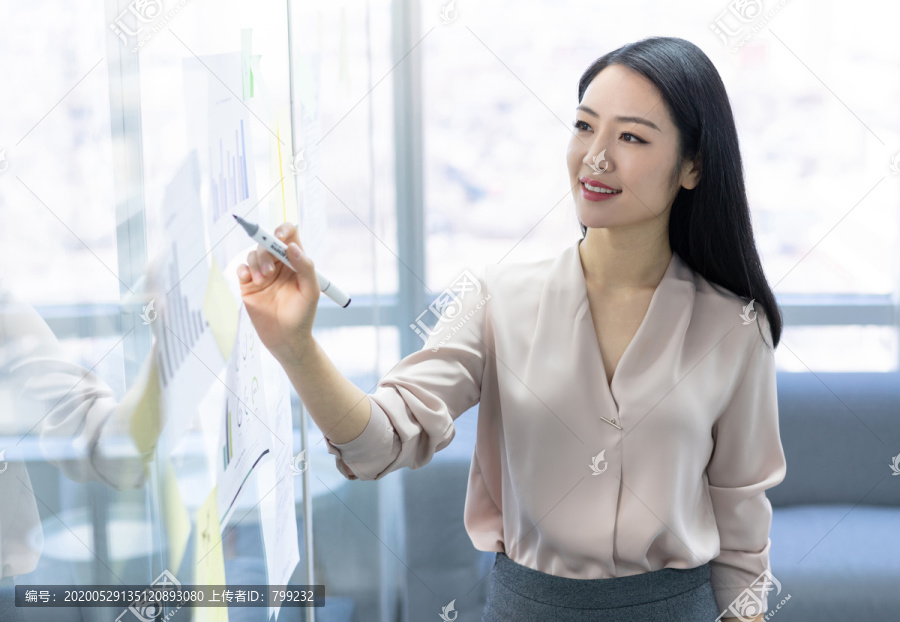 年轻商务女士
