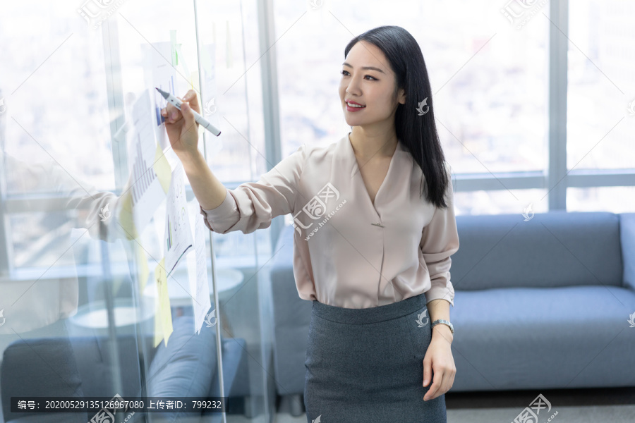 年轻商务女士
