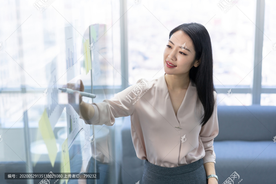 年轻商务女士